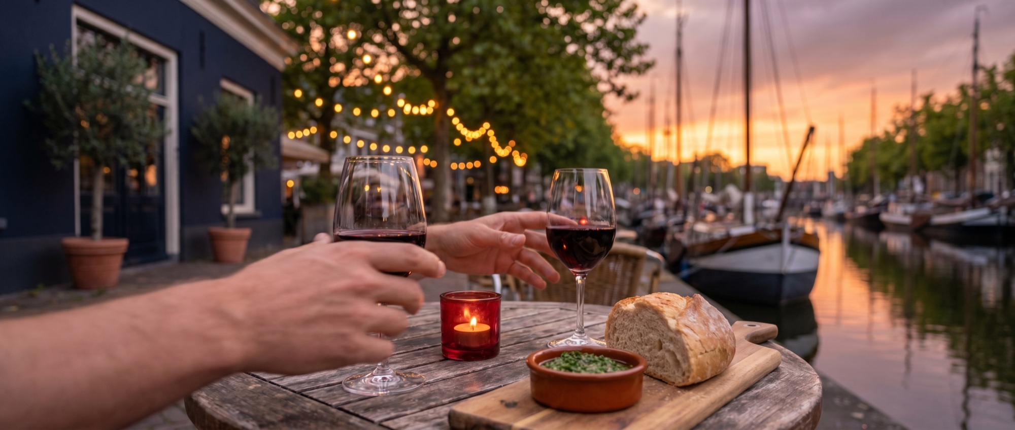 Avondtafel met rode wijn en chimichurri aan de Haven van Breda