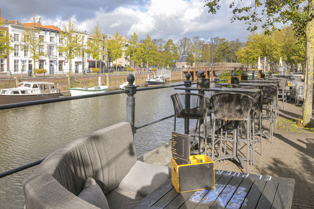 Wijds terras van El Puerto met uitzicht op de Haven van Breda